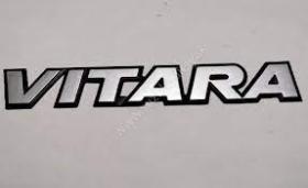 SANTANA 77823-60A00-26Y - EMBLEMA PUERTA DELANTERA